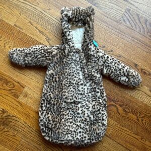 NWT newborn 0-6 months (fits 12 month) baby faux fur leopard wearable blanket 🐆